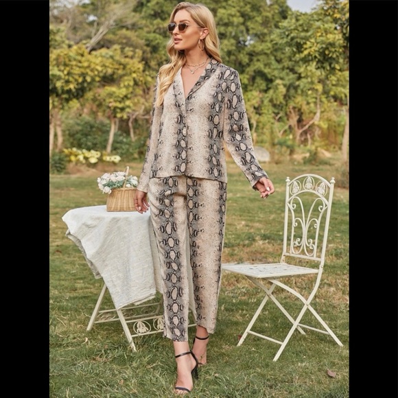 NWOT SNAKESKIN Coordinates - Picture 5 of 11